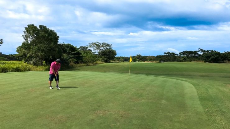 Practicando Golf en el campo de Hacienda Pinilla cerca de Tamarindo