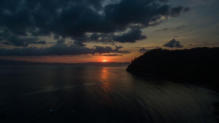 Hermoso atardecer en playa Cativo