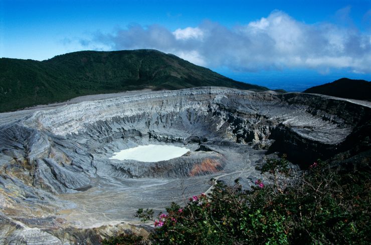 Hermosa vista del crater del Volcán Poas