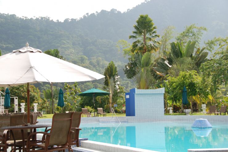 Área de sombra junto a la hermosa piscina del Hotel Cristal Ballena