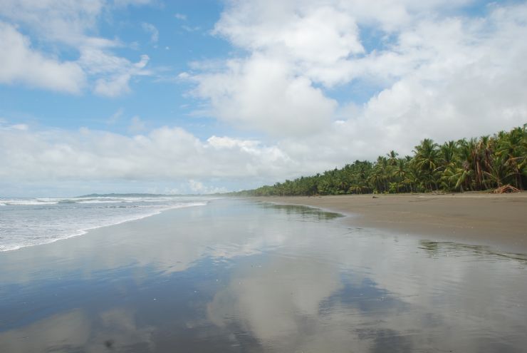 Reflejo en una gran playa de Esterillos Este, al sur de Jaco