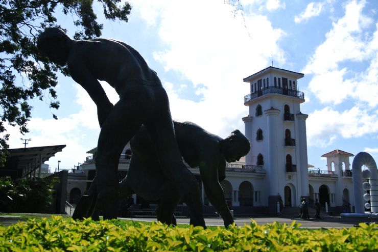 Estatua en la parte trasera del Museo de Arte en La Sabana, San José