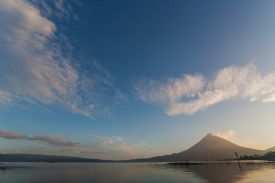 Sorprendente Volcan Arenal temprano en la madrugada