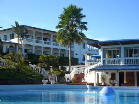 Vista del edificio principal desde la piscina en el Hotel Cristal Ballena