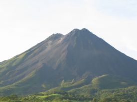 Volcan Arenal a plena luz de la mañana