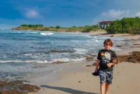 Caminando por la playa frente al JW Marriott Guanacaste