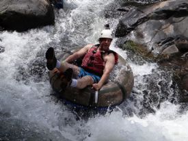Turista pasandola bien en el tubing en Rio Negro