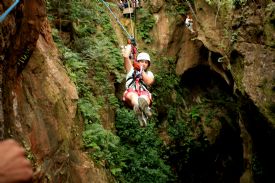 Haciendo canopy sobre el acantilado, increible!