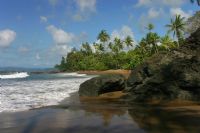 Formaciones rocosas de impresionante playa en el Parque Nacional Corcovado