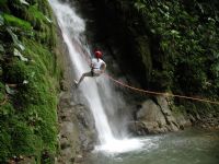 Baje por cascadas en un viaje de escalada de barrancos
