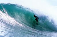 Surfista en ola en forma de barril en Salsa Brava