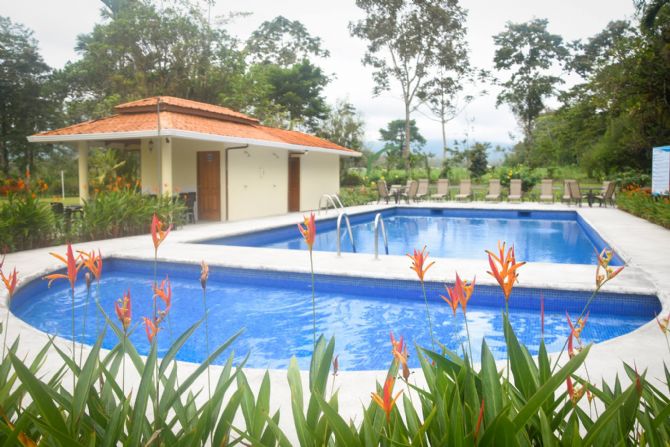 Piscina caribena en Eco Arenal Hotel