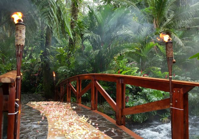 Senderos en las aguas termales en Tabacón Thermal Resort & Spa