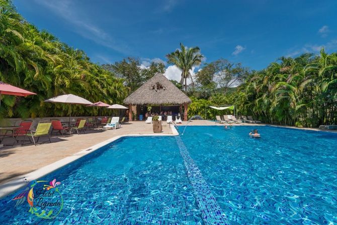 Piscina enorme en Hotel Leyenda