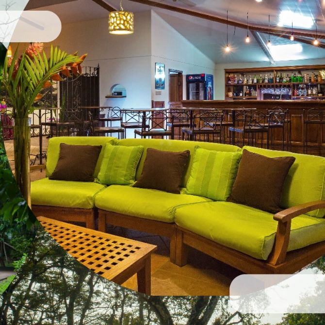 Lobby elegante en Natural Lodge Caño Negro