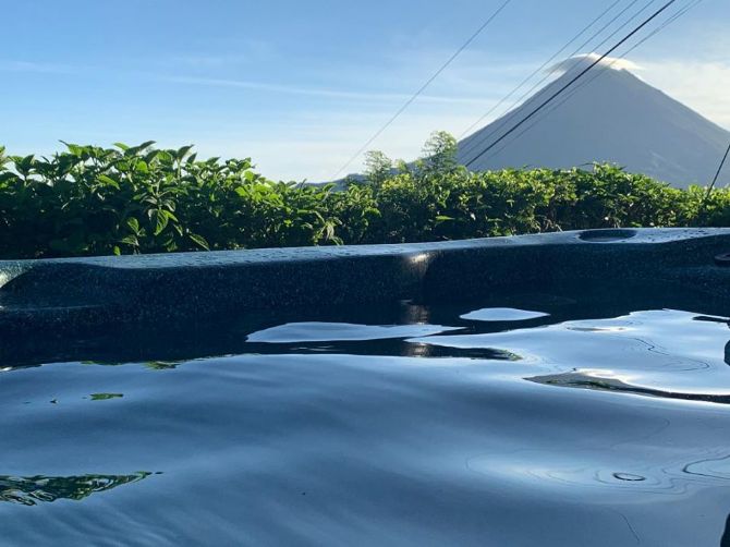 Vista de la piscina en Essence Arenal and Spa