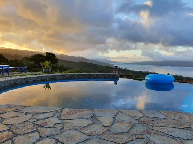 Piscina con la mejor vista en Nepenthe B&B