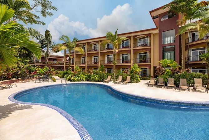 Piscina refrescante en Hotel Magic Mountain