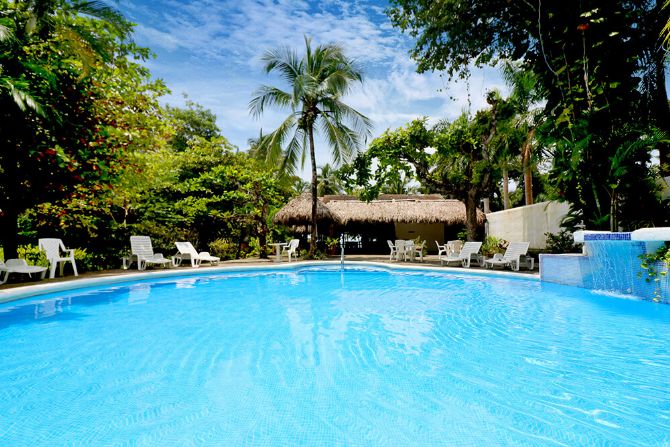 Disfrute y relajese en la piscina de Karahe Beach Hotel