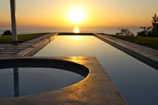 Piscina con vista al mar en Casitas Sollevante