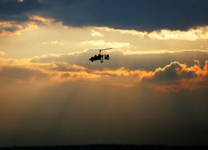 Volando al atardecer