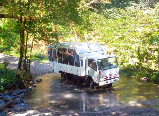 Transporte al sitio de la cascada y zipline