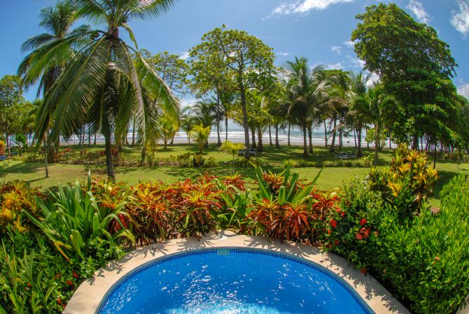 Vista de la playa desde la piscina privada en Alma Del Pacifico