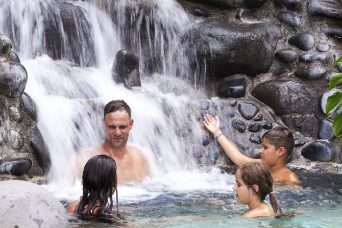 Divirtiéndose con los niños en la piscina