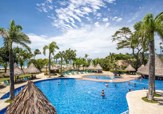 Piscina en el Barcelo Tambor