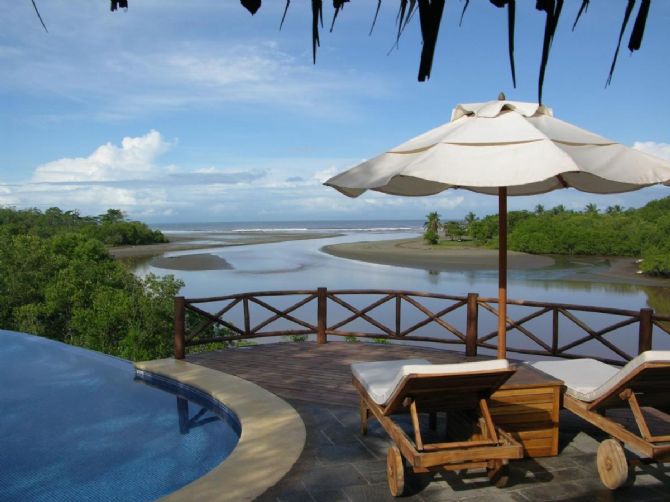 Vista del mar desde la piscina de Casa Caletas Boutique Hotel