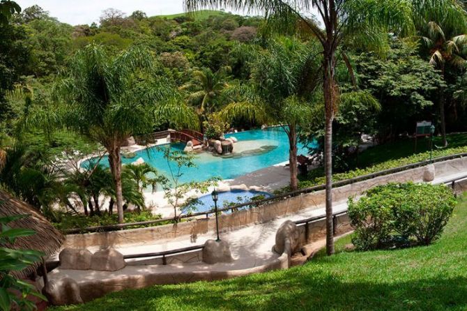 Piscina al lado del bosque