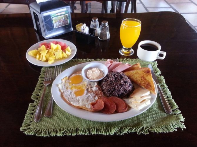 Desayuno típico en Hotel Lavas Tacotal