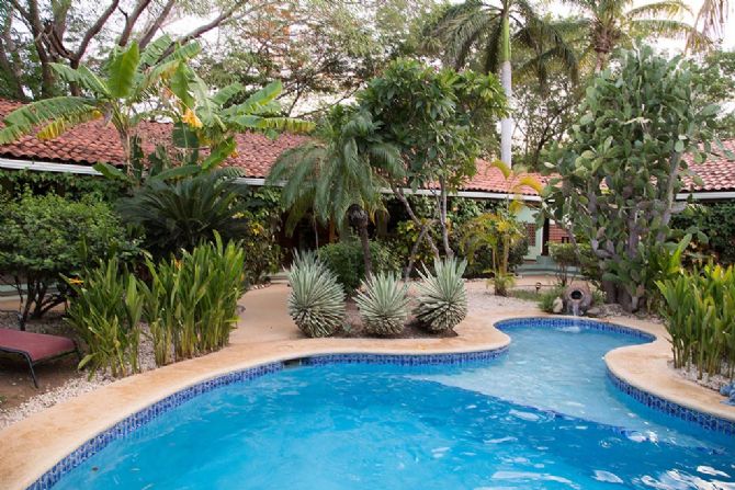 Refrescante piscina en el Hotel Bula Bula