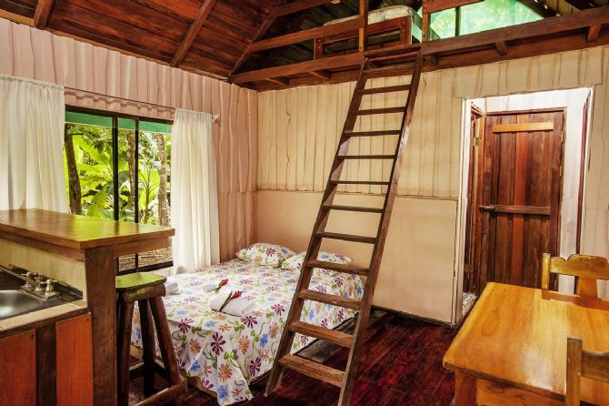 Vista del interior del bungalow en Cacao Monkeys