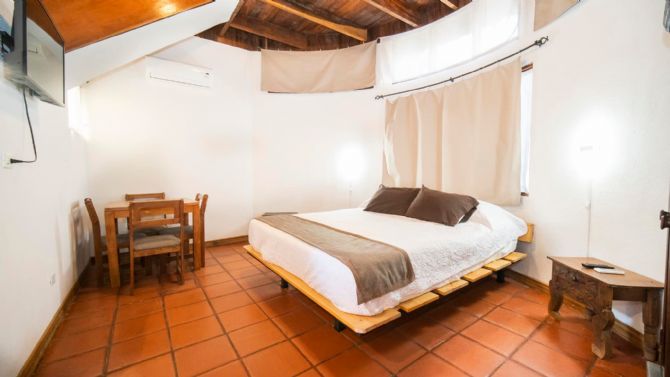 Dormitorio king del bungalow en Hotel Luna Llena Tamarindo