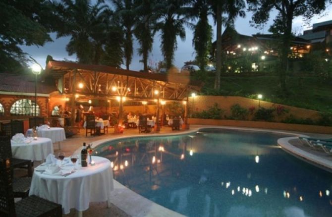 Mesa romantica junto a la piscina del Byblos Resort & Casino