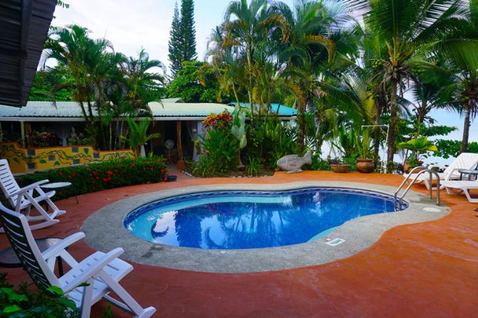 Area de piscina en Cabinas Jimenez