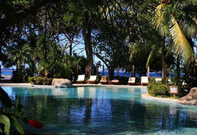 Piscina en el Capitan Suizo Beachfront Boutique Hotel