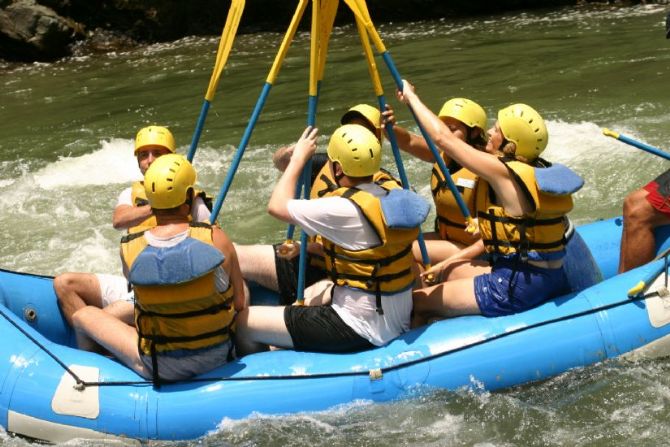 High-fiving con remos en el río Pacuare