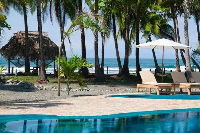 Piscina frente al mar en Clandestino Beach Resort