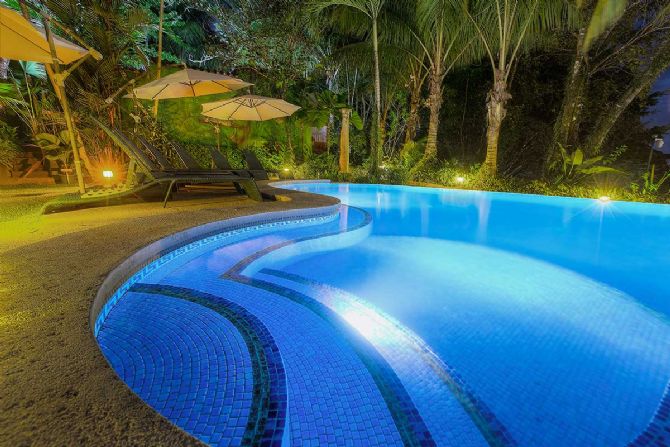 Piscina de noche en Cuna del Angel