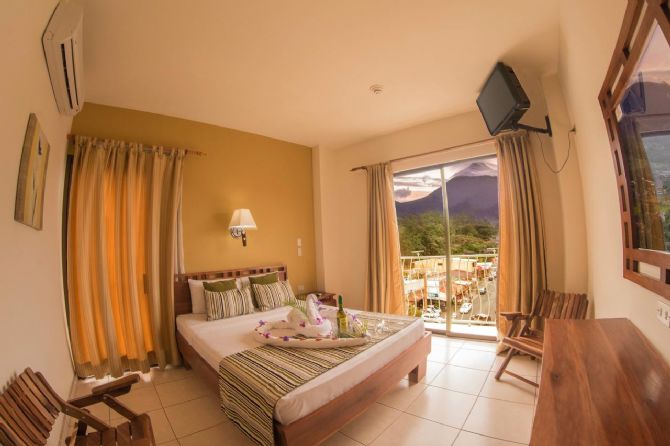 Vista completa de habitación deluxe con vista al volcán, Hotel La Fortuna