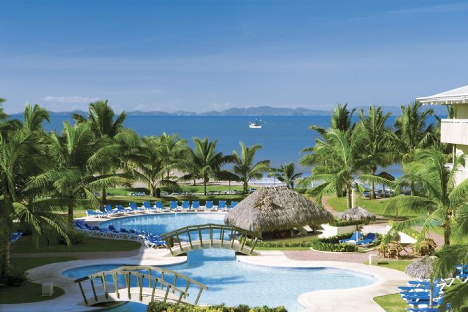 Piscina principal en Fiesta Resort Central Pacific