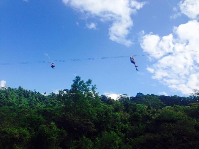 Volando sobre el bosque tropical en El Santuario Canopy Adventure Tour