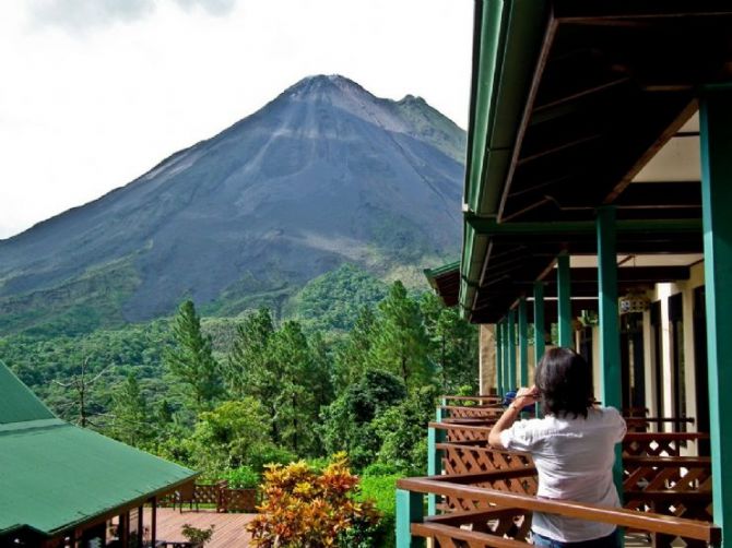 Admirando el Volcán Arenal desde la terraza de la habitación