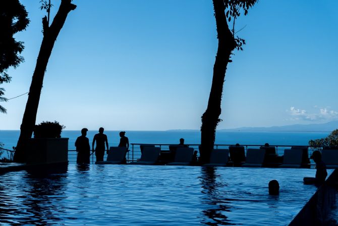 Huéspedes relajándose en la piscina de Los Altos Resort