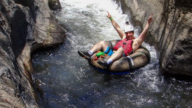 Todd Tubing en Rio Negro en Adventure Tours