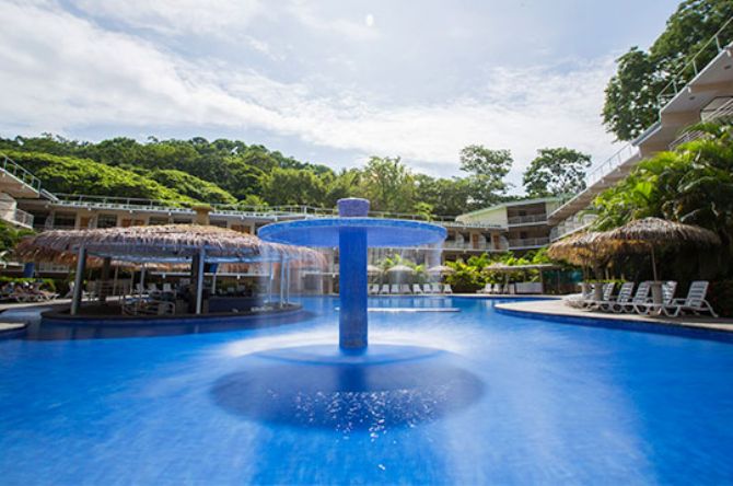 Piscina en el Hotel Arenas en Punta Leona