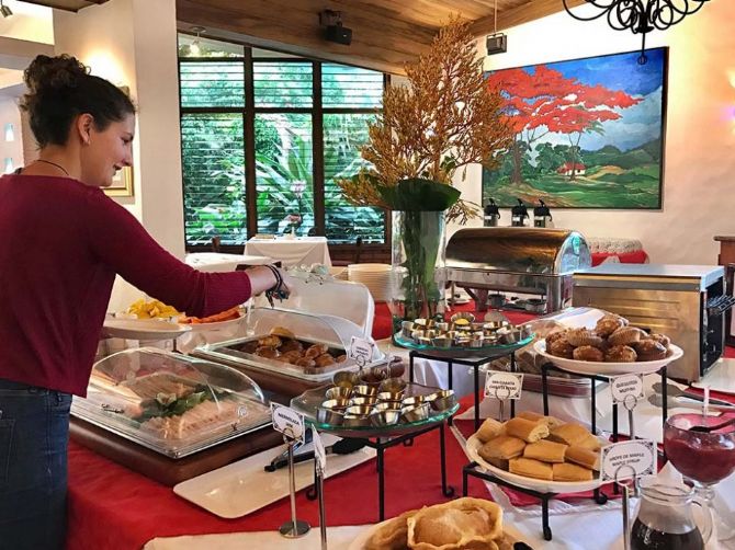 Desayuno buffet en el Hotel Bougainvillea