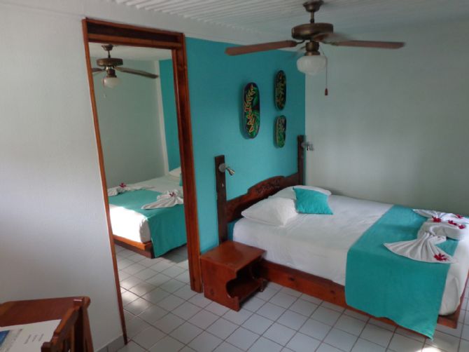 Habitación con baño privado en el Hotel Casa del Mar